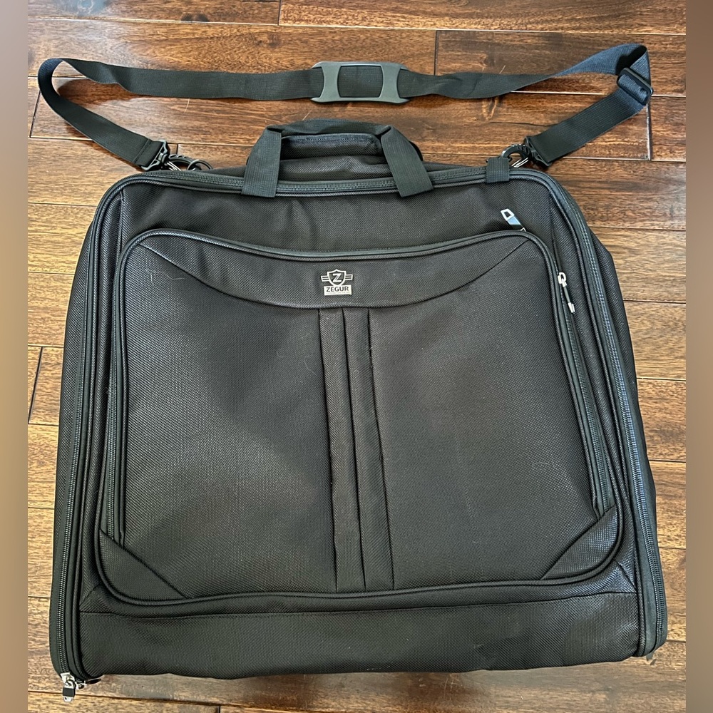 Zegur Carry On Garmet Bag with Shoulder Strap